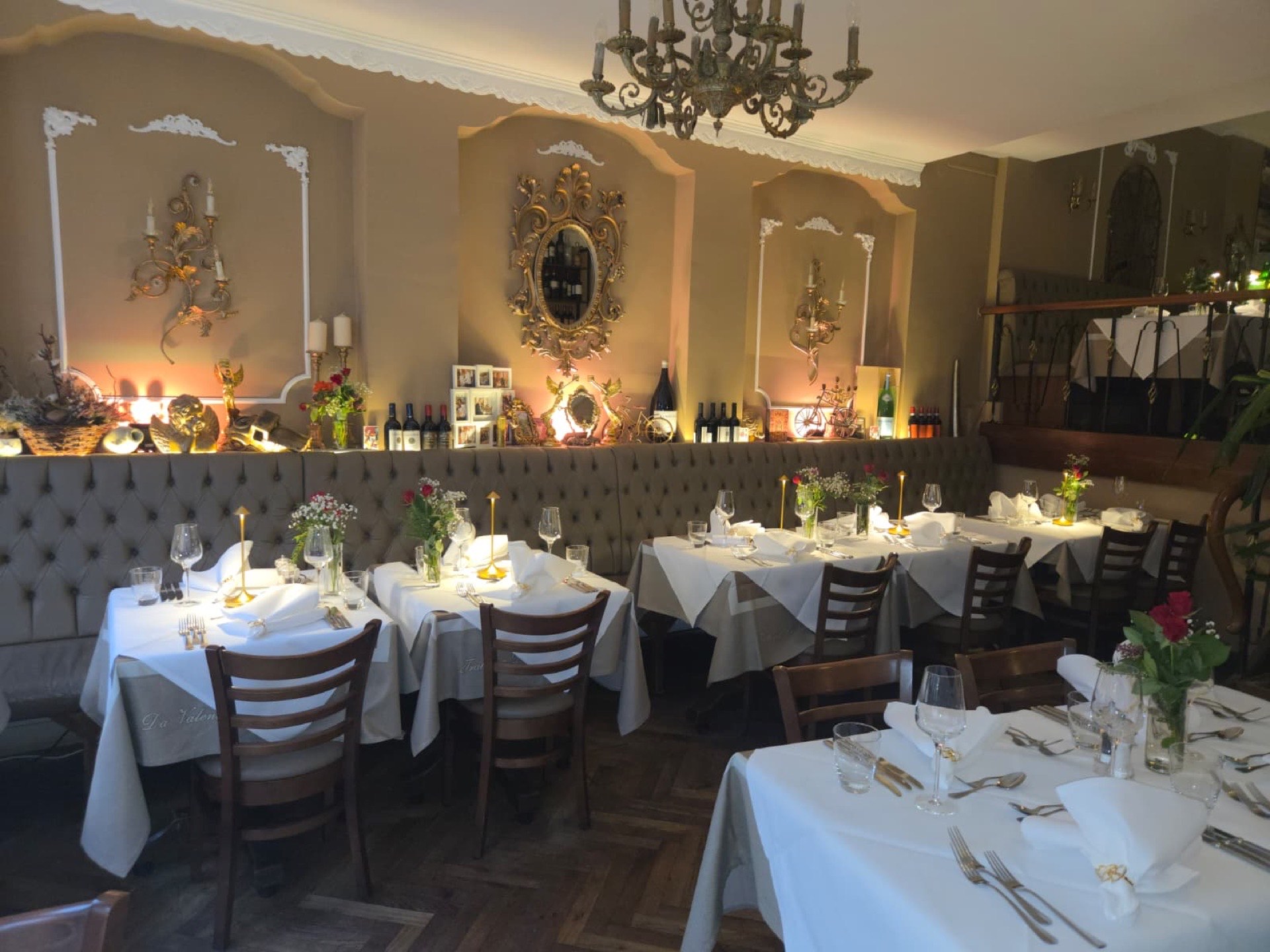 Eleganter Speisesaal mit Kronleuchtern